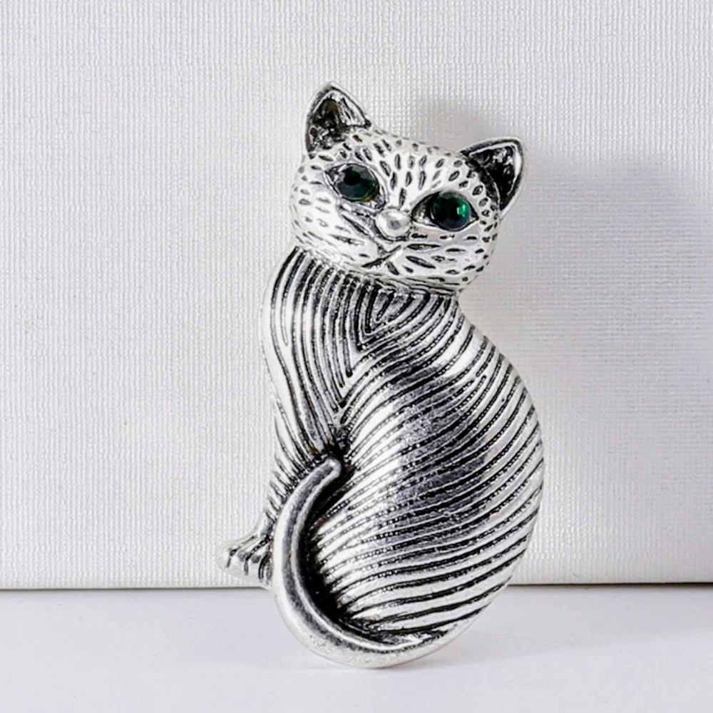 Sweet little cat broach; green zirconia eyes; silver metal; 1.3"H x .67"W; nwot - Picture 3 of 7